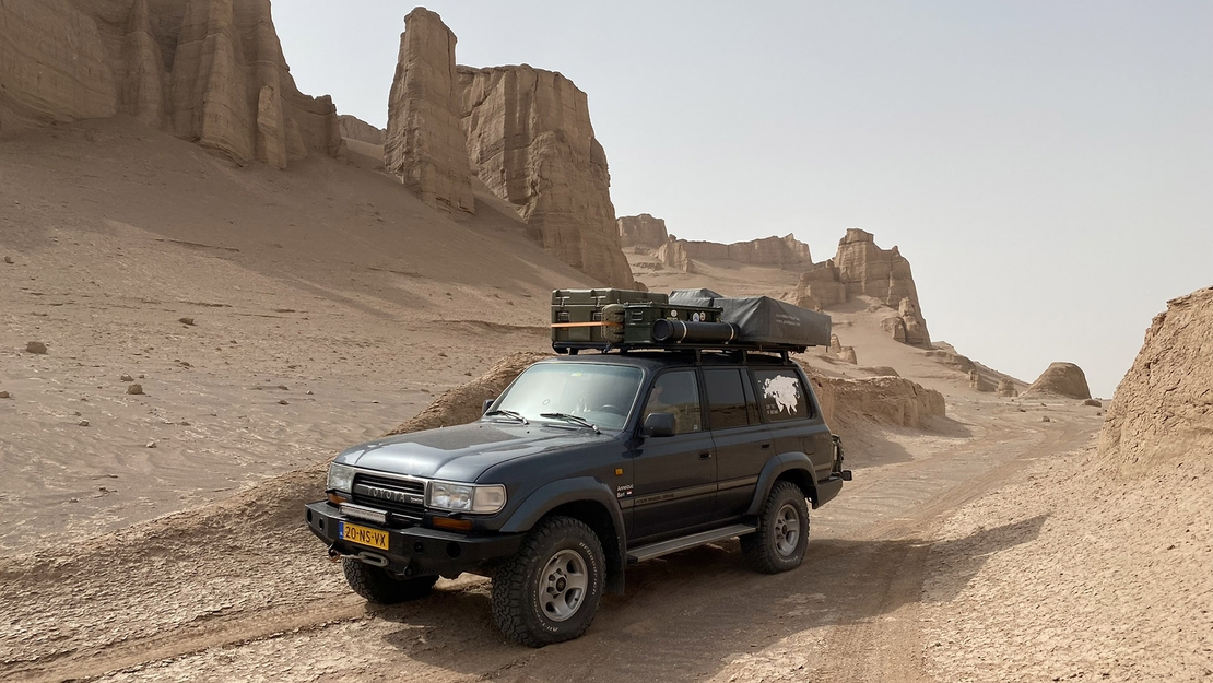 Bart-en-Annelouc-Land-Cruiser-Iran-woestijn.jpg