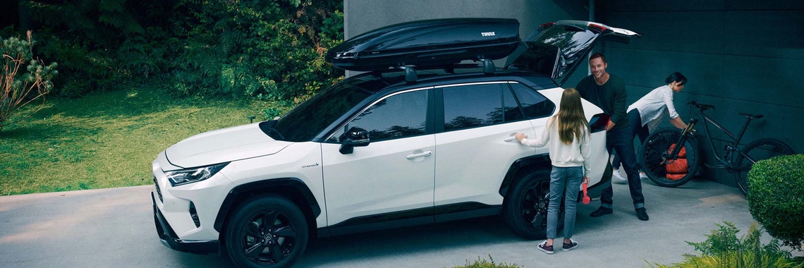 Toyota-RAV4-exterieur-zijkant-gezin-op-vakantie-hero